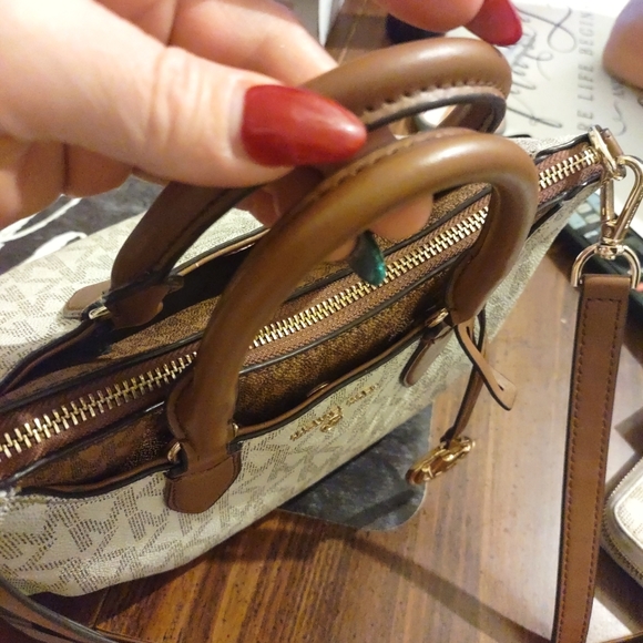 Michal Kors Bag & Wallet set - Picture 4 of 11